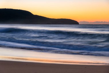 Central Coast, NSW, Avustralya 'daki Killcare Sahili' nde gün doğumu deniz manzarası..