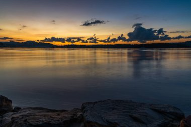 Gün doğumu Woy Woy rıhtımında Orta Sahilde, NSW, Avustralya.