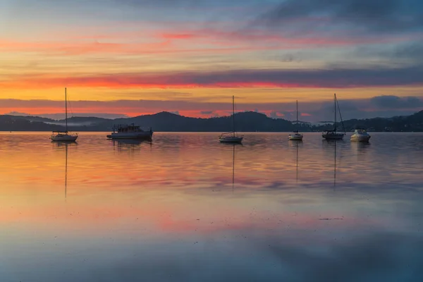 Ein Sanfter Hübscher Sonnenaufgang Mit Booten Und Nebel Der Koolewong — Stockfoto