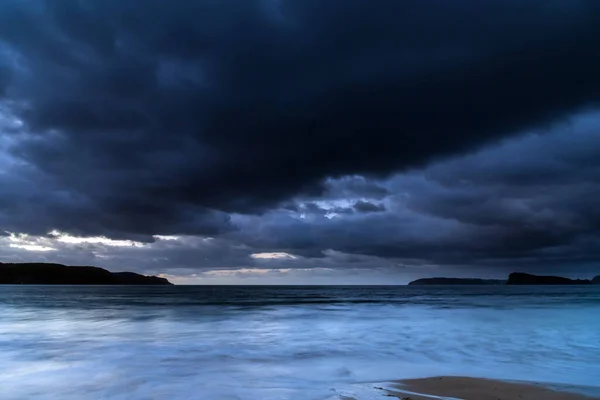 Nublado Grey Seascape Sunrise Com Algas Marinhas Ocean Beach Umina — Fotografia de Stock