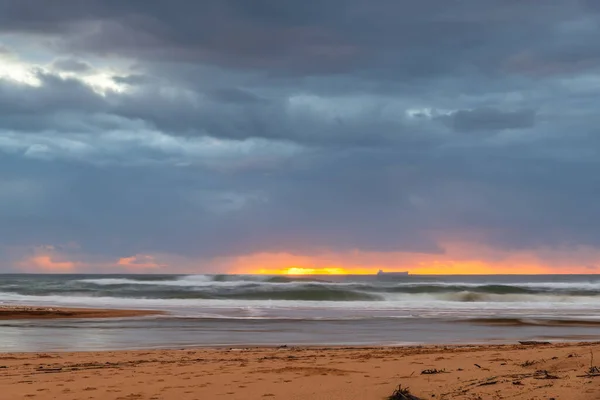 澳大利亚新南威尔士州中部海岸的Avoca湖 湖面向大海开放 在海滨阴沉沉的日出 — 图库照片