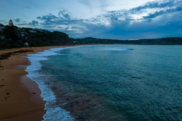 Sunrise Seascape Surfers Sea Pool Headland Clouds Storm Out Sea — Fotografia de Stock