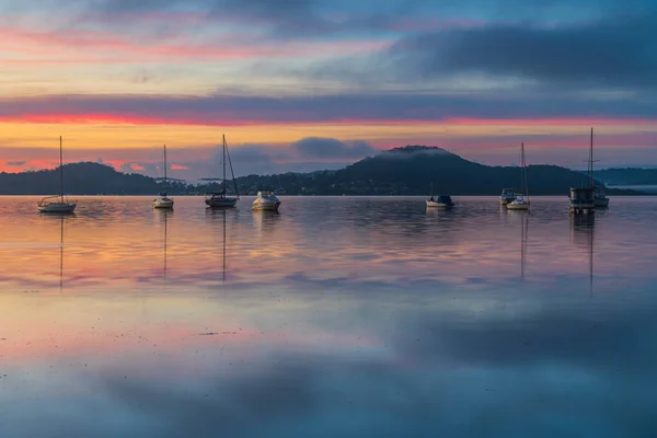 Ein Sanfter Hübscher Sonnenaufgang Mit Booten Und Nebel Der Koolewong — Stockfoto