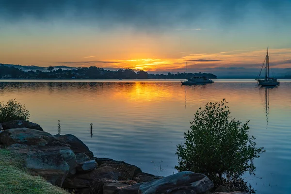 Suave Amanecer Bonito Con Barcos Niebla Koolewong Waterfront Costa Central — Foto de Stock