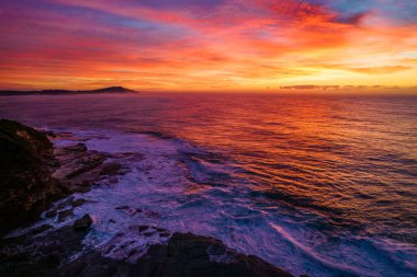 Central Coast, NSW, Avustralya 'daki Terrigal' da The Skillion üzerinde kıyı hava gündoğumu manzarası.