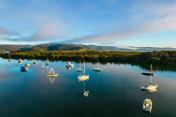 オーストラリア ニューサウスウェールズ州のWoy Woyでボートと霧の朝 — ストック写真