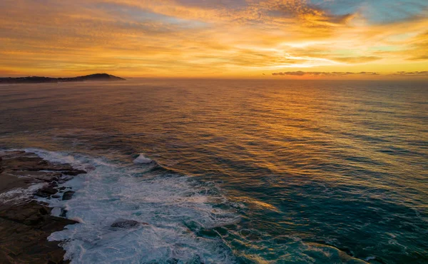 澳大利亚新南威尔士州中部海岸可怕的Skillion上空的海岸空中日出 — 图库照片