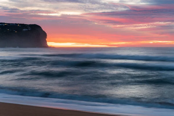澳大利亚新南威尔士州中部海岸麦克马斯特海滩的日出海景和高云 — 图库照片