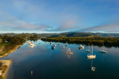 Woy Woy 'da teknelerle sisli bir sabah Central Coast, NSW, Avustralya.