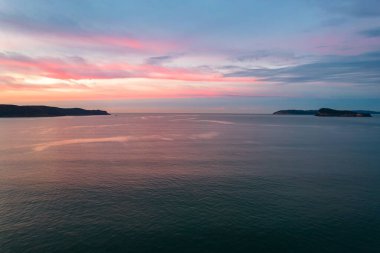 Hava Kış Gündoğumu Deniz Pelerini Orta Sahildeki Umina Sahili 'nde bulutlu, NSW, Avustralya.