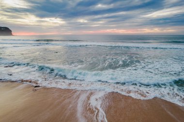 Central Coast, NSW, Avustralya 'daki MacMasters Sahili' nden gelen yüksek bulutlu hava gündoğumu deniz manzarası..