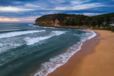 Central Coast, NSW, Avustralya 'daki MacMasters Sahili' nden gelen yüksek bulutlu hava gündoğumu deniz manzarası..