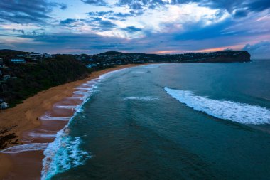 Kumsalda gün doğumu, fırtına bulutları ile Orta Sahildeki MacMasters Sahili 'nde, NSW, Avustralya.