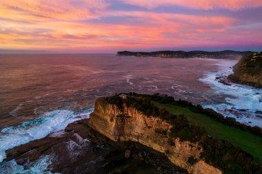 Central Coast, NSW, Avustralya 'daki Terrigal' da The Skillion üzerinde kıyı hava gündoğumu manzarası.