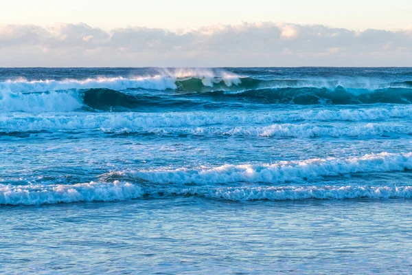 オーストラリア ニューサウスウェールズ州中央海岸のムンラー州立レクリエーションエリア内に位置するフレイザービーチの海辺で日の出 — ストック写真