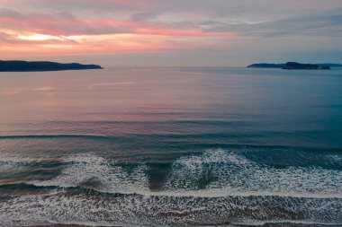 Hava Kış Gündoğumu Deniz Pelerini Orta Sahildeki Umina Sahili 'nde bulutlu, NSW, Avustralya.
