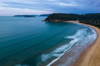 Hava Kış Gündoğumu Deniz Pelerini Orta Sahildeki Umina Sahili 'nde bulutlu, NSW, Avustralya.