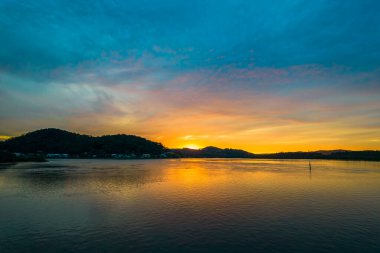 Woy Woy 'daki rıhtımda güneşin doğuşunu gösteren hava görüntüleri..