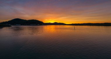 Woy Woy 'daki rıhtımda güneşin doğuşunu gösteren hava görüntüleri..