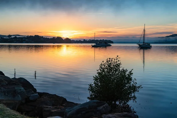 Ein Sanfter Hübscher Sonnenaufgang Mit Booten Und Nebel Der Koolewong — Stockfoto