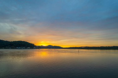 Woy Woy 'daki rıhtımda güneşin doğuşunu gösteren hava görüntüleri..