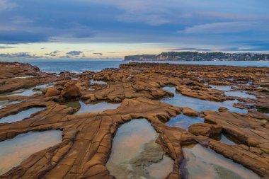 Kuzey Avoca Sahili 'nden Kış Gündoğumu Deniz Burnu Central Coast, NSW, Avustralya.