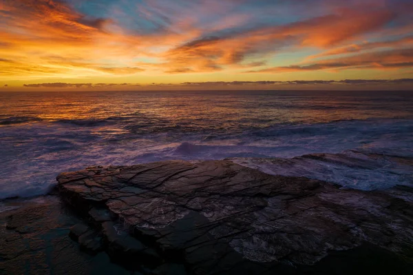 澳大利亚新南威尔士州中部海岸可怕的Skillion上空的海岸空中日出 — 图库照片