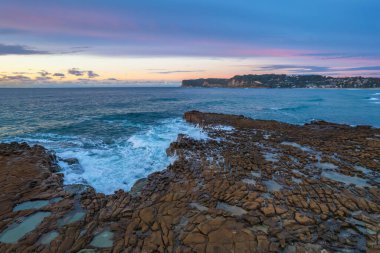 Kuzey Avoca Sahili 'nden Kış Gündoğumu Deniz Burnu Central Coast, NSW, Avustralya.