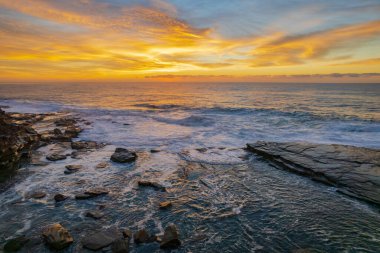 Central Coast, NSW, Avustralya 'daki Terrigal' da The Skillion üzerinde kıyı hava gündoğumu manzarası.