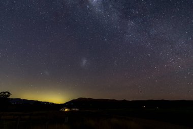 Samanyolu ile gece gökyüzü Avcı Bölgesi, NSW, Avustralya 'da kırıldı..