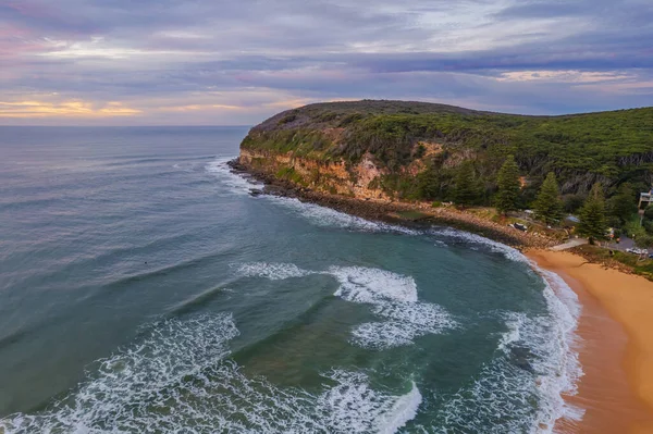 Flyg Soluppgång Kustlandskap Med Högt Moln Från Macmasters Beach Central — Stockfoto