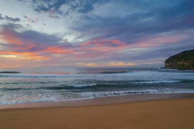 Central Coast, NSW, Avustralya 'daki MacMasters Sahili' nden gelen yüksek bulutlu hava gündoğumu deniz manzarası..