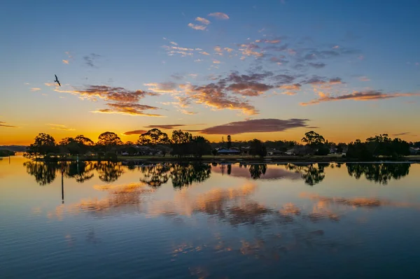 オーストラリア ニューサウスウェールズ州バリントン海岸のフォルスター チュンカレーのオマス湾の水景夕日 — ストック写真