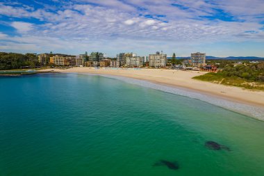 Forster Sahili. Forster ve Tuncurry, Wallis Gölü 'nün okyanusla buluştuğu ve Coolongolook Nehri' nin Tasman Denizi 'ne aktığı ikiz kasabalardır..