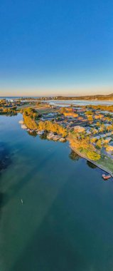 Forster ve Tuncurry, Wallis Gölü 'nün okyanusla buluştuğu ve Coolongolook Nehri' nin Tasman Denizi 'ne aktığı ikiz kasabalardır..