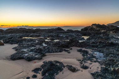 Sabahın erken saatlerinde Burgess Sahili 'nde Barrington Sahili, NSW, Avustralya' daki Forster-Tuncurry 'de..