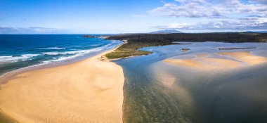 Tuross Head, Avustralya 'nın NSW eyaletinin güney kıyısında bir sahil köyüdür. Moruya ve Narooma şehirleri arasında yer almaktadır..