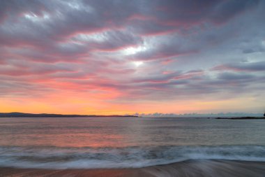 Sunrise Seascape, Avustralya 'nın NSW' nin güney kıyısındaki Sunshine Körfezi 'nde bulutlu.