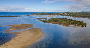 Avustralya, NSW 'nin güney kıyısındaki Eurobadalla Shire' de bulunan Wallaga Gölü 'ndeki mavi göl..