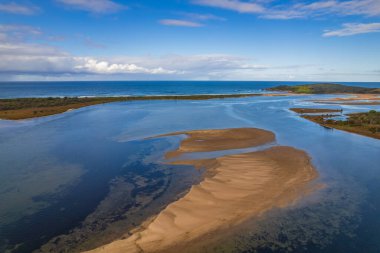 Avustralya, NSW 'nin güney kıyısındaki Eurobadalla Shire' de bulunan Wallaga Gölü 'ndeki mavi göl..