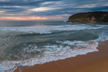 Central Coast, NSW, Avustralya 'daki MacMasters Sahili' nden gelen yüksek bulutlu hava gündoğumu deniz manzarası..