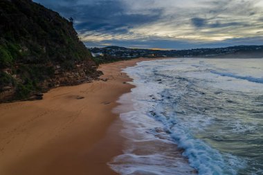 Central Coast, NSW, Avustralya 'daki MacMasters Sahili' nden gelen yüksek bulutlu hava gündoğumu deniz manzarası..