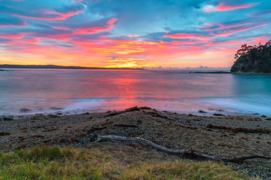 Sunrise Seascape, Avustralya 'nın NSW' nin güney kıyısındaki Sunshine Körfezi 'nde bulutlu.
