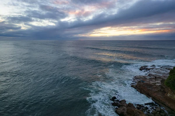 オーストラリア ニューサウスウェールズ州中央海岸のアヴォカビーチで波と日の出の海 — ストック写真