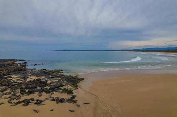 오스트레일리아 Nsw 해안에 파도타기를 사람들이 드나드는 기다란 — 스톡 사진