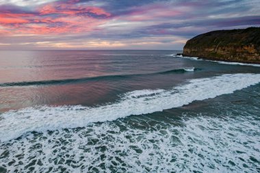 Central Coast, NSW, Avustralya 'daki MacMasters Sahili' nden gelen yüksek bulutlu hava gündoğumu deniz manzarası..