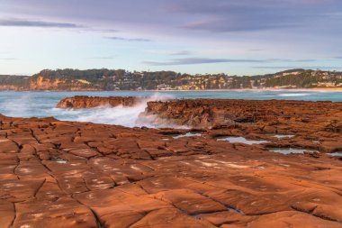 Kuzey Avoca Sahili 'nden Kış Gündoğumu Deniz Burnu Central Coast, NSW, Avustralya.