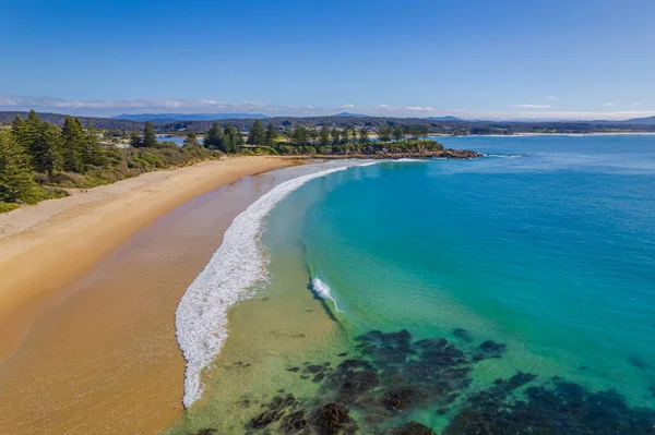 Avustralya, NSW 'nin güney kıyısındaki Eurobadalla Shire' deki Bermagui 'de mavi deniz ve beyaz kumlar..
