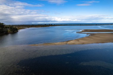 Avustralya, NSW 'nin güney kıyısındaki Eurobadalla Shire' de bulunan Wallaga Gölü 'ndeki mavi göl..