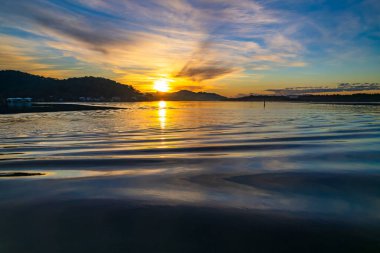 Merkez Sahili, NSW, Avustralya 'daki Woy Woy' daki Brisbane Suları üzerindeki hava gündoğumu manzarası..